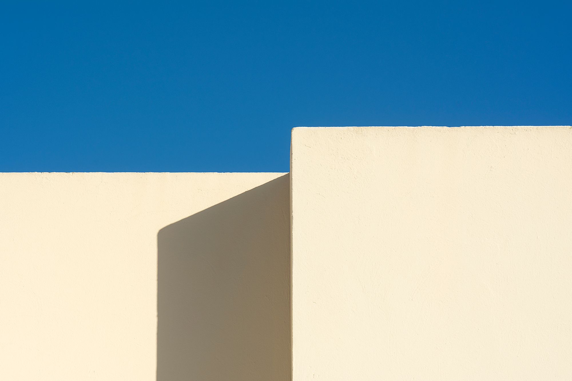 Muros blancos y cielo azul
