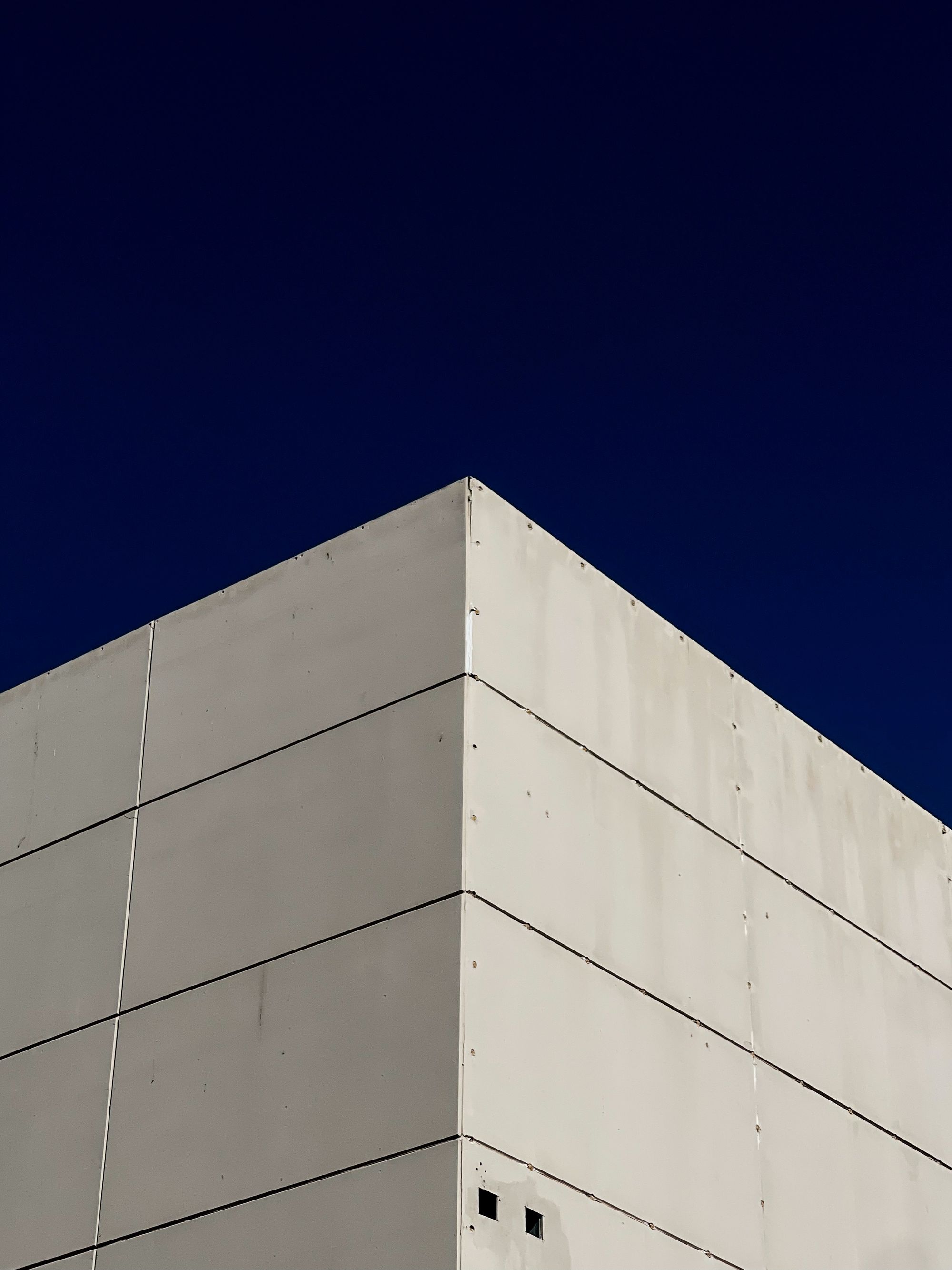 Edificio de hormigón contra cielo azul profundo