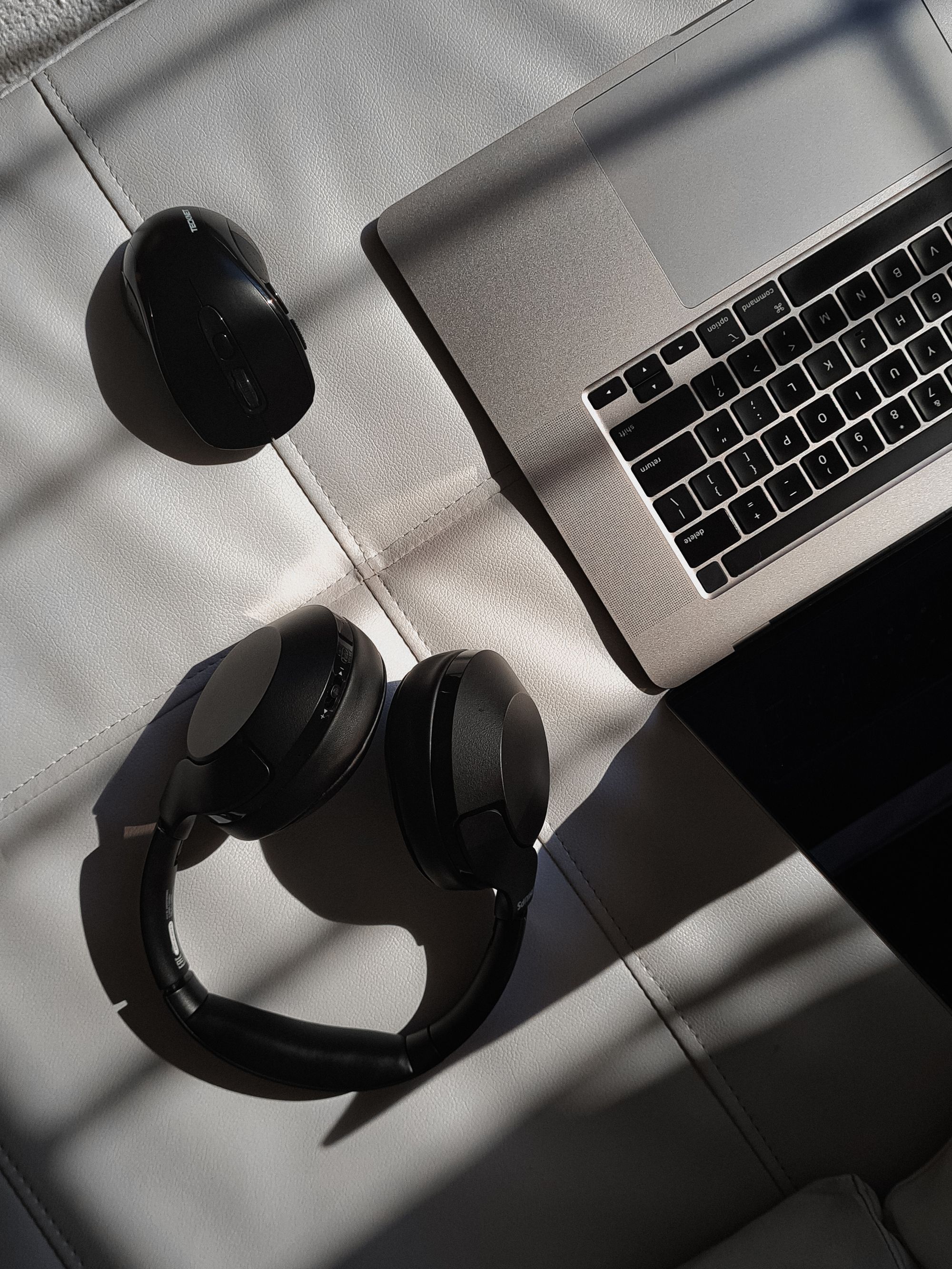 Auriculares junto a una laptop