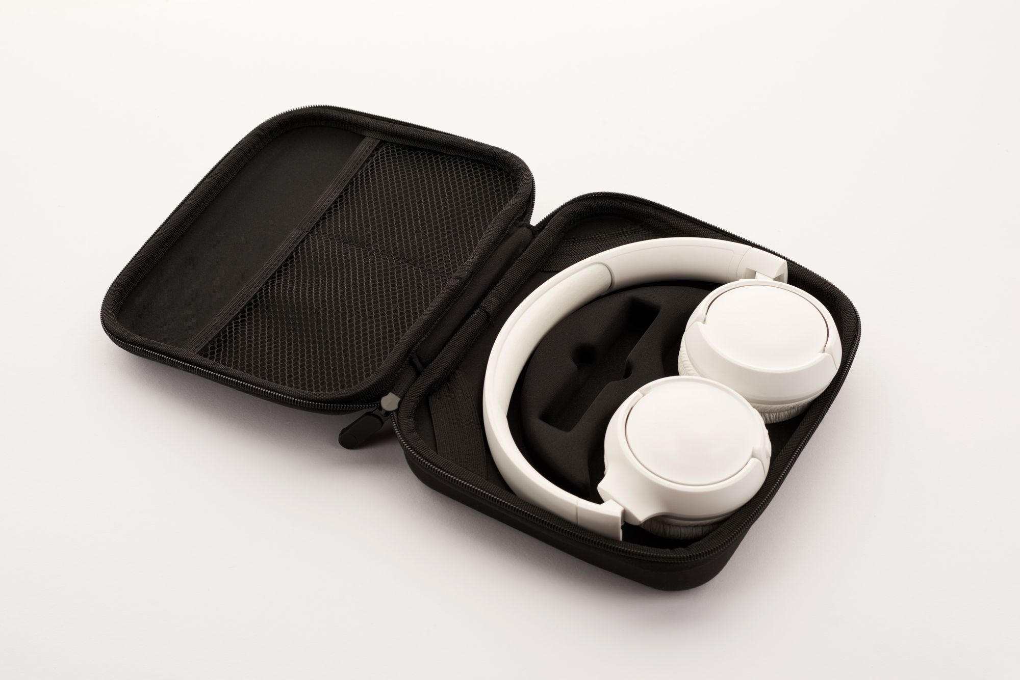 Auriculares blancos en su estuche