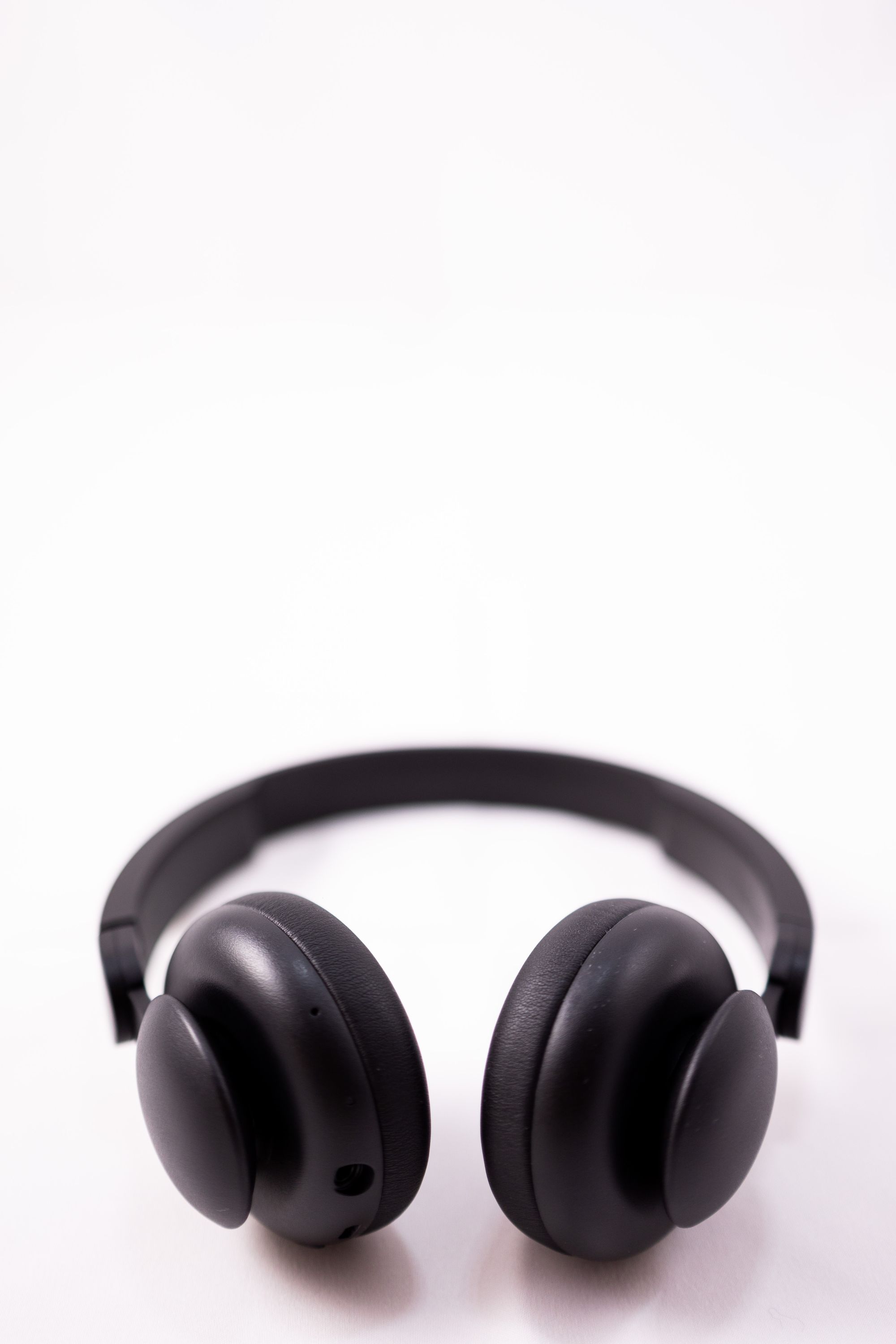 Auriculares negros sobre fondo blanco