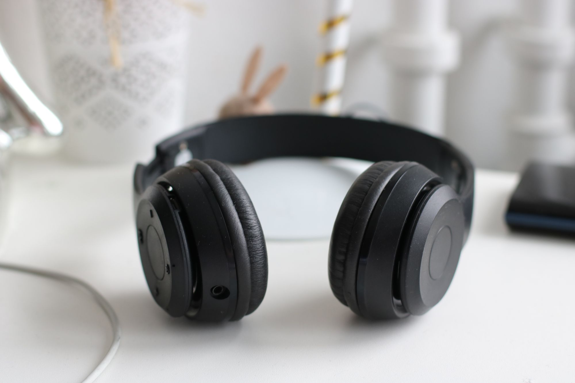 Auriculares negros sobre mesa
